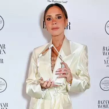 Victoria Beckham | Αποκάλυψε ότι δε μαγειρεύει ποτέ τα Χριστούγεννα αλλά έχει αναλάβει έναν άλλον σημαντικό ρόλο