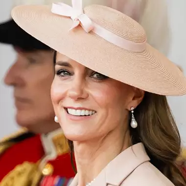 Kate Middleton | Υποδέχθηκε το ζεύγος Macron με το elegant μακιγιάζ που αναδεικνύει τα χαρακτηριστικά κάθε γυναίκας