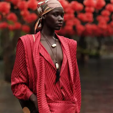 From the Magazine | Η γαλήνη και η αισθητική της Ανατολής εμπέουν τα κομμάτια του καλοκαιριού