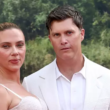 Η απίθανη αντίδραση του Colin Jost στην είδηση των 14,8 δισεκατομμυρίων δολαρίων της συζύγου του, Scarlett Johansson