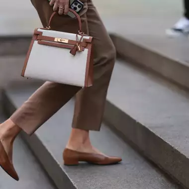 Οι stylish καφέ μπαλαρίνες που θα φοράτε καθημερινά στο γραφείο