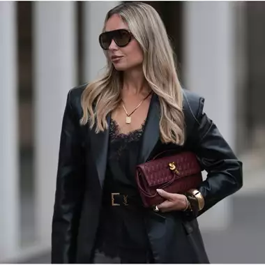 Οι μπορντό τσάντες είναι το chic αξεσουάρ των γιορτών | Οι καλύτερες επιλογές