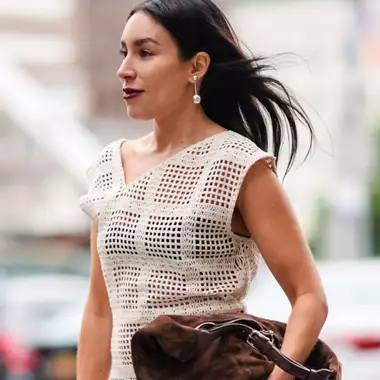 Πώς θα είστε minimal chic σε μια βραδινή έξοδο του καλοκαιριού