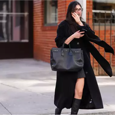 Πώς θα δείχνετε κομψές κρατώντας μια μεγάλη τσάντα