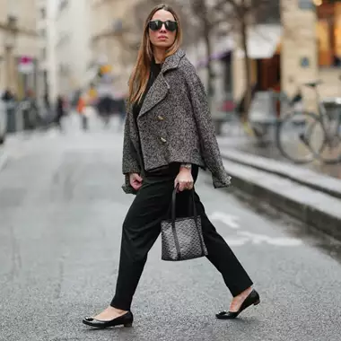 Τα κομψά παντελόνια που αξίζει να αποκτήσετε στις εκπτώσεις 2026