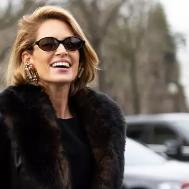 Αυτό το βελούδινο cushion foundation έρχεται στην συσκευασία-κόσμημα που θα ομορφύνει το boudoir σας