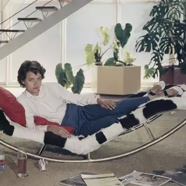 Εμβληματικό στα σπίτια του '70, αυτό το ρετρό πρακτικό έπιπλο, επιστρέφει στα σαλόνια το 2026