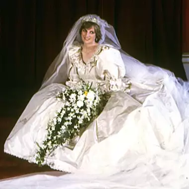 Diana | Tο γούρι που ζήτησε να κεντήσουν στο νυφικό της και κανείς δεν το είχε προσέξει μέχρι σήμερα