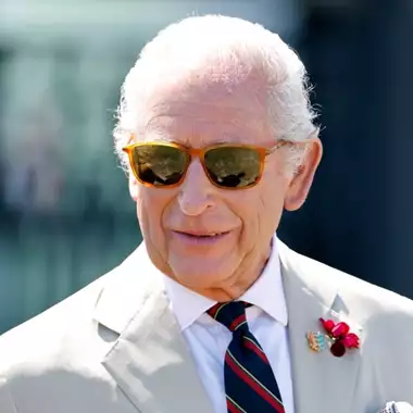 Ο βασιλιάς Κάρολος αποφεύγει την ερώτηση για τον καρκίνο με μια απάντηση έξι λέξεων