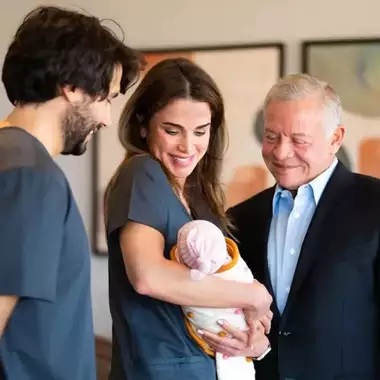 Πριγκίπισσα Amina | Το βίντεο από τις πρώτες στιγμές της νεογέννητης εγγονής της βασίλισσας Ράνιας στο μαιευτήριο