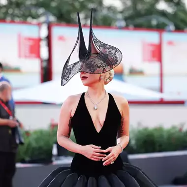 81ο Φεστιβάλ Βενετίας | H Lady Gaga στην πρώτη κοινή red carpet εμφάνιση με τον αρραβωνιαστικό της