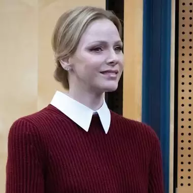 Στο Forum Grimaldi η Charlene του Μονακό επέλεξε το πιο chic πλεκτό φόρεμα με κάπα