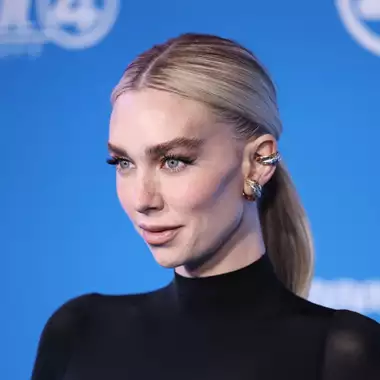 Low Ponytail | Το ανεπιτήδευτο χτένισμα της Vanessa Kirby είναι ό,τι πιο δροσερό για το καλοκαίρι