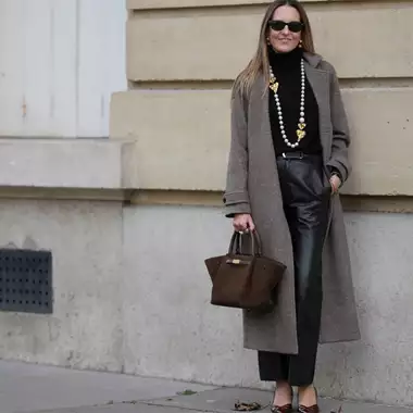 Οι 6 σουέτ τσάντες που θα αναβαθμίσουν το χειμερινό στιλ σας