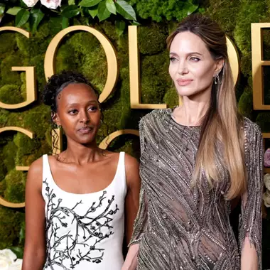 Χρυσές Σφαίρες 2025 | Η Angelina Jolie περπάτησε με την κόρη της στο κόκκινο χαλί