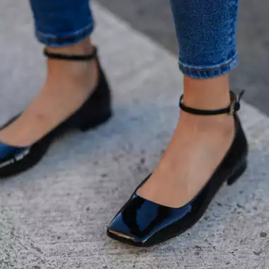 Οι λουστρινένιες μπαλαρίνες που θα σας κάνουν να ξεχάσετε τις γόβες στο ρεβεγιόν