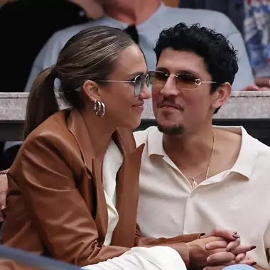 H Jessica Alba και ο Danny Ramirez επιδεικνύουν τον έρωτά τους στο US Open