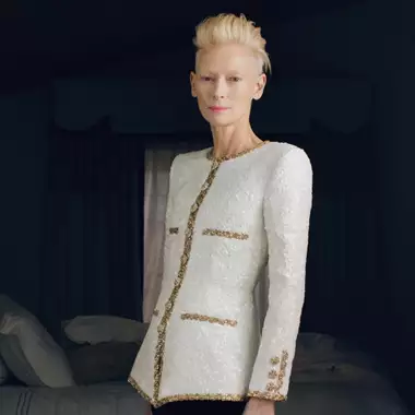 Η Tilda Swinton μιλά αποκλειστικά στο Harper's Bazaar Greece για τη Chanel δημιουργία που φόρεσε στις Χρυσές Σφαίρες