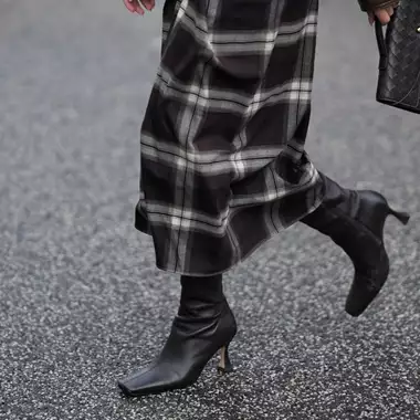 Αυτά τα μαύρα μποτάκια έχουν το ιδανικό τακούνι για κομψές εμφανίσεις από το πρωί ως το βράδυ