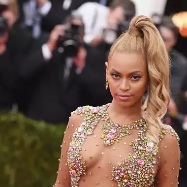 Οι άγνωστες ιστορίες πίσω από 7 iconic celebrity εμφανίσεις του Met Gala