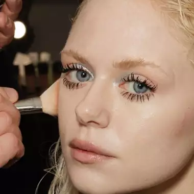 Θέλετε βλεφαρίδες σαν ψεύτικες; 3 pro tips για μήκος και όγκο με τη mascara που έχετε ήδη