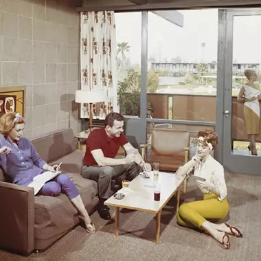 Τα χαλιά φεύγουν από τη μόδα το 2026! Ποια vintage λύση θα τα αντικαταστήσει;