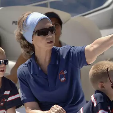 Σπάνιο throwback: Η δεινή ιστιοπλόος Σοφία γιορτάζει το χρυσό Ολυμπιακό μετάλλιο του αδελφού της,τέως βασιλιά Κωνσταντίνου