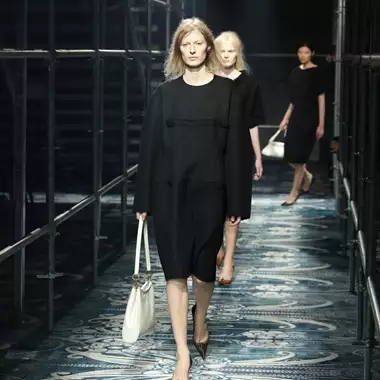 Breaking News | Ο όμιλος Prada εξαγόρασε τον οίκο Versace