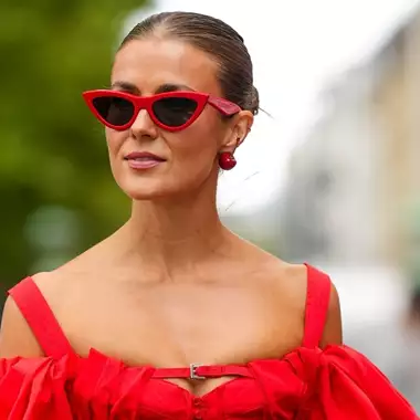 Τα ανοιξιάτικα χρώματα κραγιόν που κολακεύουν τις γυναίκες άνω των 50