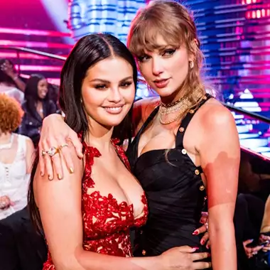 37.000 δολάρια κόστισε το φόρεμα που επέλεξε η παράνυμφος Taylor Swift στον γάμο της Selena Gomez