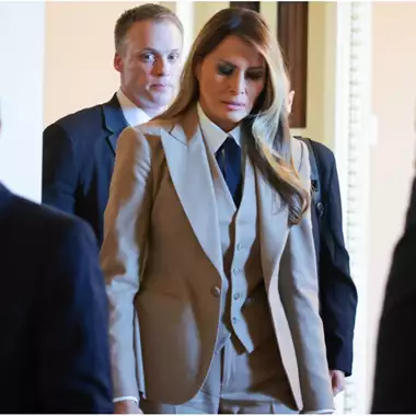 H Melania Trump κάνει τάση το ανδρόγυνο look