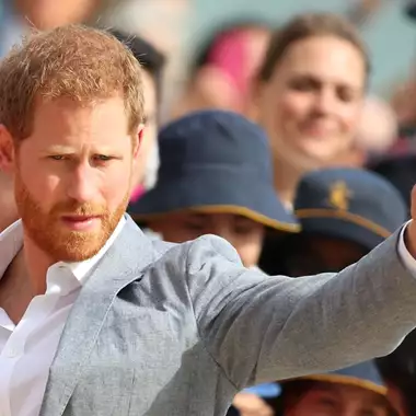 Γιατί όλοι κατηγορούν τον πρίγκιπα Harry στη νέα φωτογραφία όπου έχει αγκαλιά τη Lilibet;