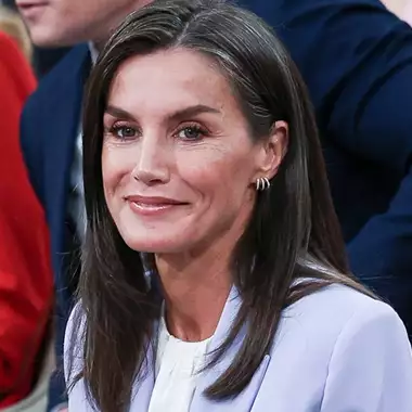 Grey-Blending | H βασίλισσα Letizia μόλις υιοθέτησε την πιο "βολική" τάση μαλλιών για γυναίκες άνω των 50