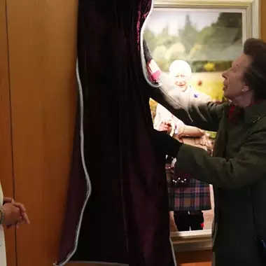 Η πριγκίπισσα Άννα αποκαλύπτει το νέο πορτρέτο του βασιλιά Κάρολου