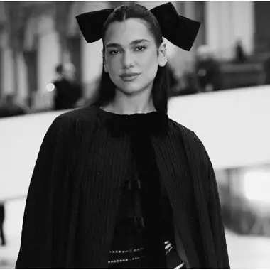 H Dua Lipa είναι το πρόσωπο της καμπάνιας για την τσάντα Chanel 25