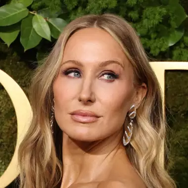 Nikki Glaser | Άλλαξε 9 φορέματα κατά τη διάρκεια των Golden Globes 2025