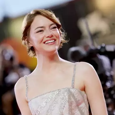 Aπό τη Sigourney Weaver μέχρι την Εmma Stone | Αυτές οι ηθοποιοί ξύρισαν το κεφάλι τους για τον ρόλο της ζωής τους