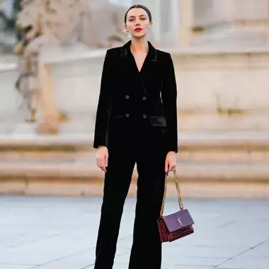 Το timeless βελούδινο κοστούμι που θα αγαπήσετε τα Χριστούγεννα του 2025