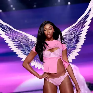 Η Angel Reese είναι η πρώτη αθλήτρια που περπάτησε σε πασαρέλα της Victoria's Secret