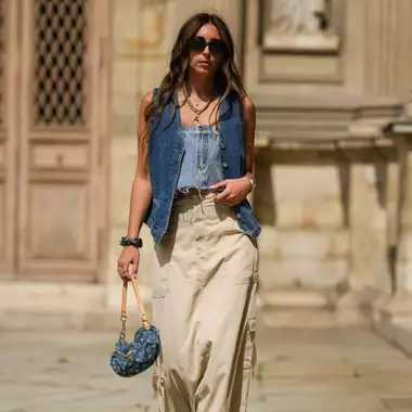 Γιατί τα μαλλιά σγουραίνουν το καλοκαίρι; Όλη η εξήγηση πίσω από τη δομή της τρίχας