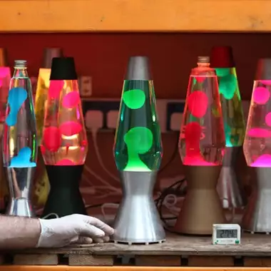 Lava Lamps | Για αυτά τα retro φωτιστικά δίνουν τρελά ποσά στις πλατφόρμες μεταππώλησης