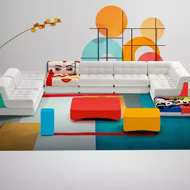 Κινηματογραφική γοητεία | Για τη νέα της συλλογή η Roche Bobois συνεργάζεται με τον Pedro Almodóvar και τη Rossy de Palma