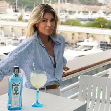 Με τo ΒOMBAY SAPPHIRE στους "ηλεκτρισμένους" αγώνες ταχύτητας σκαφών Ε1 στο Μονακό και καλεσμένη τη Βάσια Κωσταρά