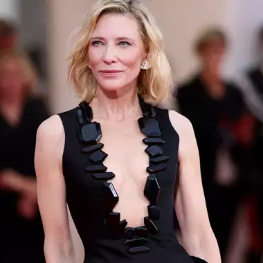 Cate Blanchett | Η λεπτομέρεια στο μακιγιάζ της στη Βενετία που κάθε γυναίκα μετά τα 50 αξίζει να αντιγράψει
