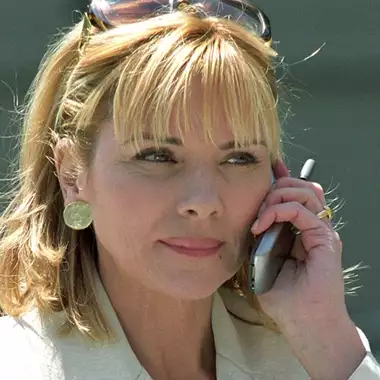 Γιατί όλο και περισσότεροι celebrities επιστρέφουν στα απλά κινητά των 90s;