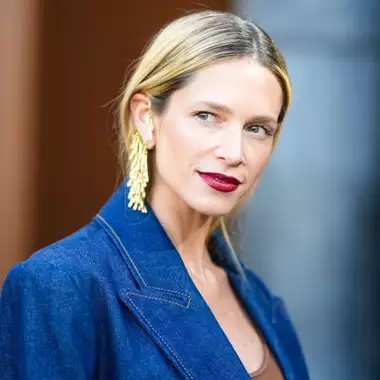 Μακιγιάζ μετά τα 50 | Πώς να φορέσετε σωστά σκουρόχρωμα κραγιόν