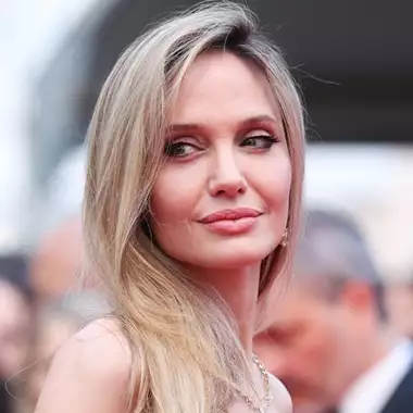 H Angelina Jolie σχεδιάζει να φύγει από το Χόλιγουντ