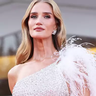 Rosie Huntington-Whiteley | Το mocha mousse gloss της χάρισε πνοή ανανέωσης στο κλασικό Old Hollywood look της