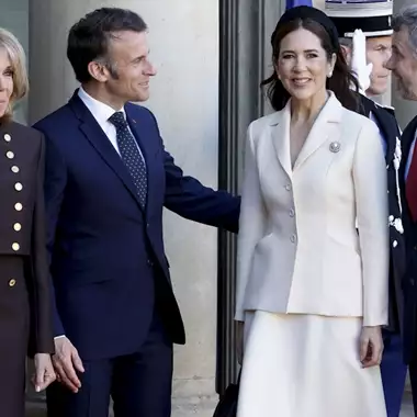 Βασίλισσα Mary | O συμβολισμός πίσω από την απόχρωση που επέλεξε κατά την επίσκεψή της στο Παρίσι