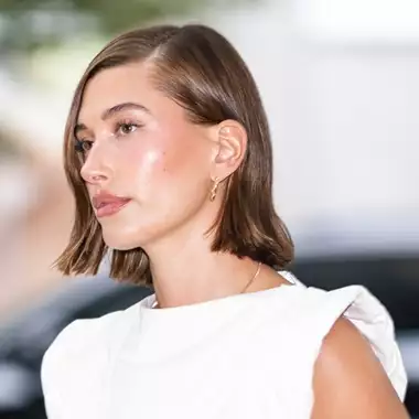 Faded French Mani | Το νέο μανικιούρ της Hailey Bieber είναι η τάση που θα επικρατήσει το φθινόπωρο